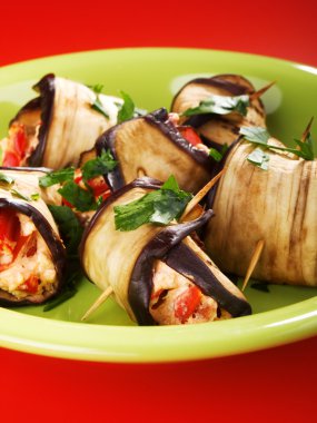 Patlıcan ruloları peynirle dolu.