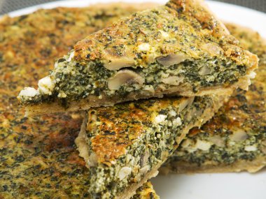 Ispanaklı ve mantarlı kiş.