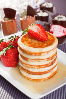 Bal ve çilek ile Pancakes
