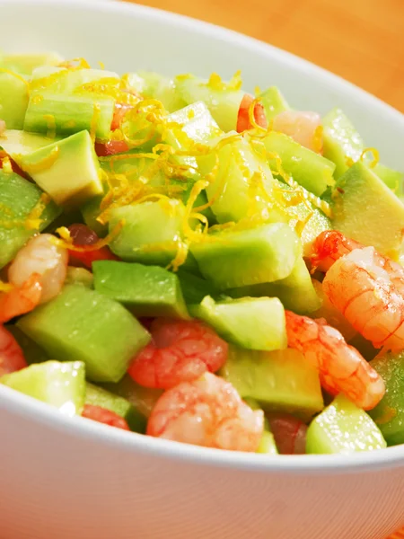 Salada de camarão com abacate e pepinos — Fotografia de Stock