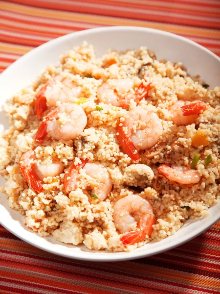 Couscous aux crevettes et abricots secs — Photo