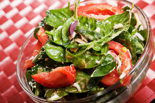 Frischer Spinat und Tomatensalat — Stockfoto
