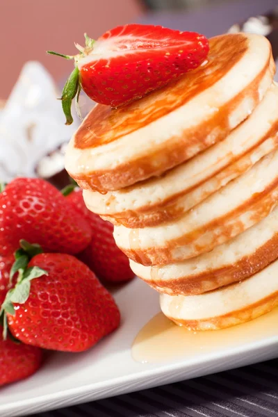 Bal ve çilek ile Pancakes — Stok fotoğraf