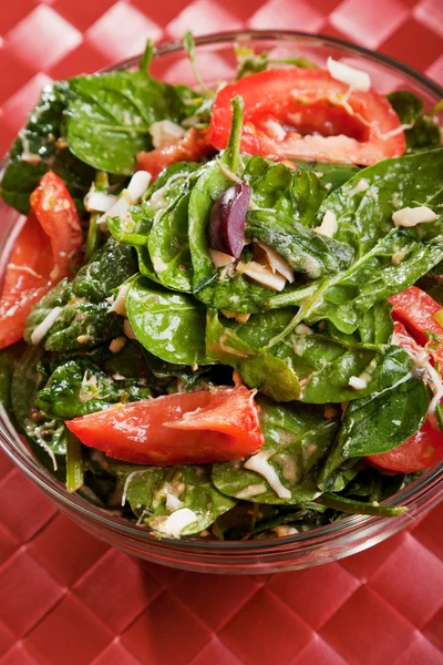 Espinafre fresco e salada de tomate — Fotografia de Stock