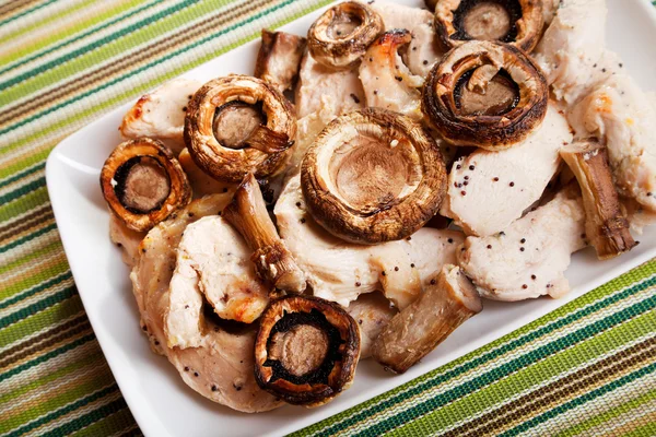 Kuře s houbami v misce — Stock fotografie