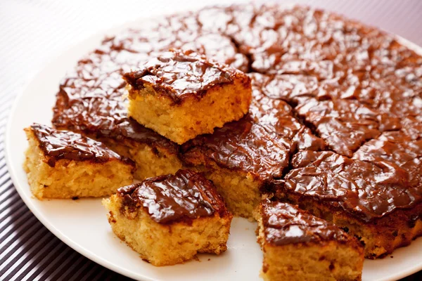Homemade cake with chocolate glaze — Stock Photo, Image