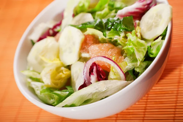 Salada com alface e toranja — Fotografia de Stock