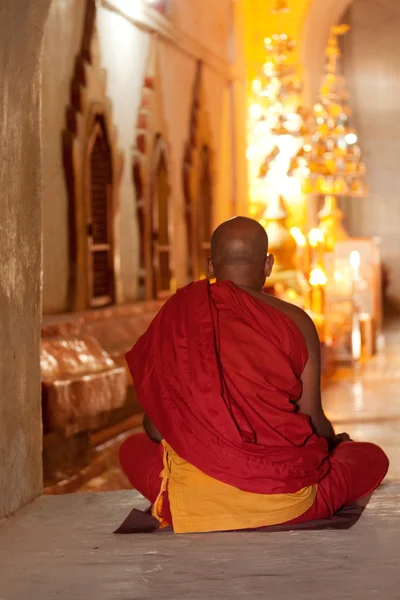 Burmańskim mnichem modli się w świątyni — Zdjęcie stockowe