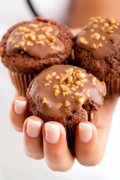 Muffins au chocolat dans la main de la femme — Photo