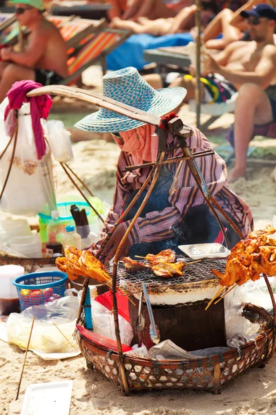 Mujer tailandesa vendiendo brochetas de pollo — Foto de Stock