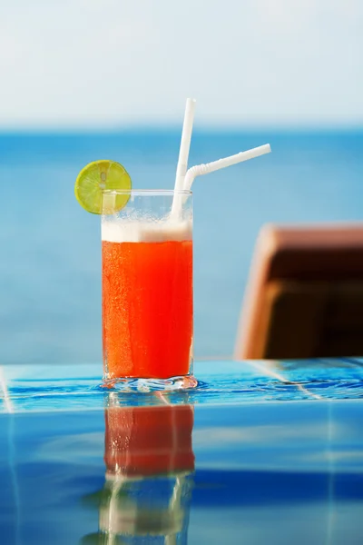 Mai Thaise Cocktail bij zwembad — Stockfoto