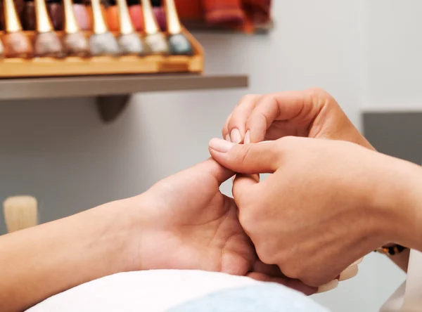 Fazendo Manicure para mulher — Fotografia de Stock