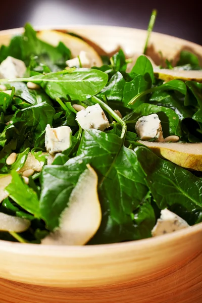 Spinazie salade met blauwe kaas — Stockfoto