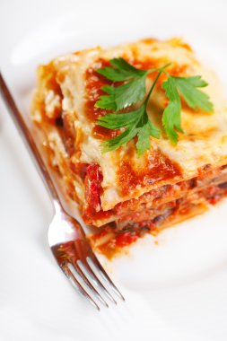 Lazanya bolognese plaka üzerinde