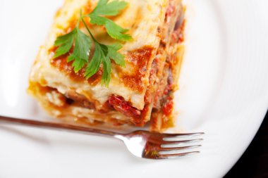 Lazanya bolognese plaka üzerinde