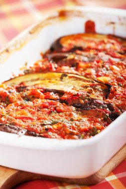 Patlıcan ve domates güveç