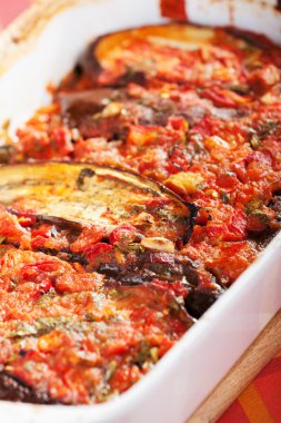 Patlıcan ve domates güveç