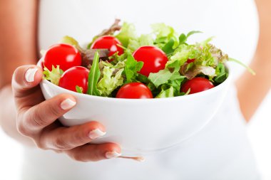 kadının elinde salata kasesi