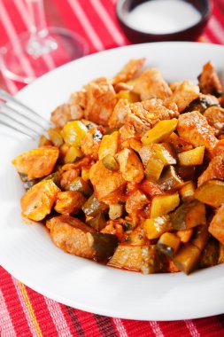 Domuz eti ve sebze güveç