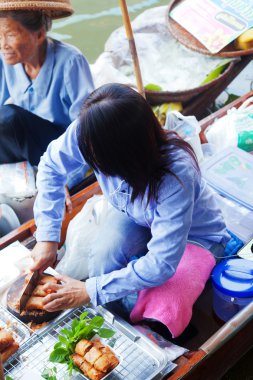 Damnoen saduak yüzen çarşı