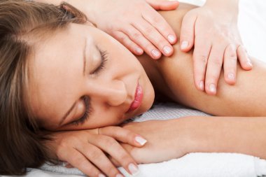 Genç bayan masaj yaptırıyor.