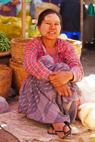 Mujer vendiendo en el mercado de Bagan, Myanmar — Foto de Stock