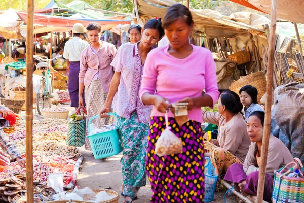 Kleurrijke open lucht markt in Bagan — Stockfoto