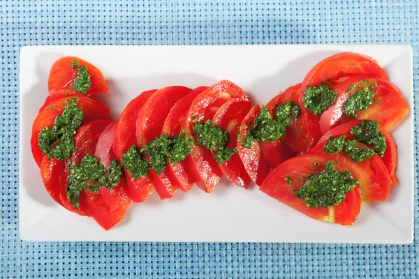 Tomates com molho pesto — Fotografia de Stock