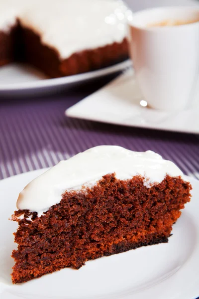 Шоколадный торт с белым кремом — стоковое фото