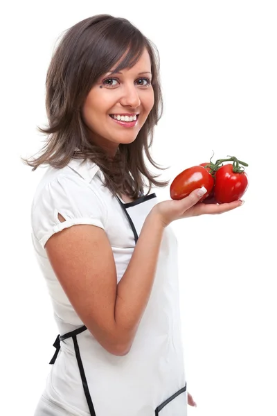 Молодая женщина держит свежие помидоры — стоковое фото