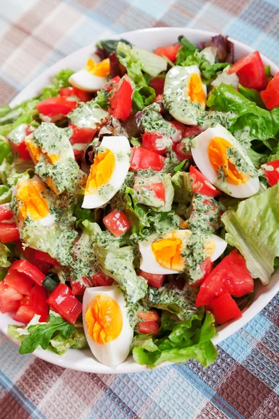 Summer salad with tomatoes and boiled eggs — Stock Photo, Image