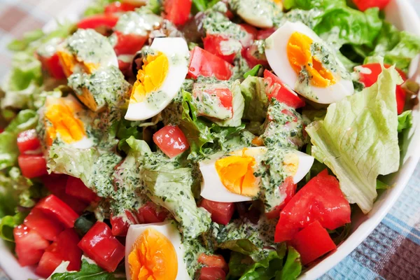 Salada de verão com tomates e ovos cozidos — Fotografia de Stock