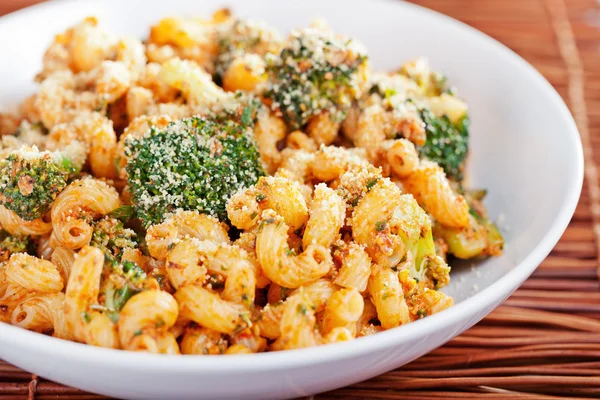 Pasta con brócoli y salsa de tomate —  Fotos de Stock