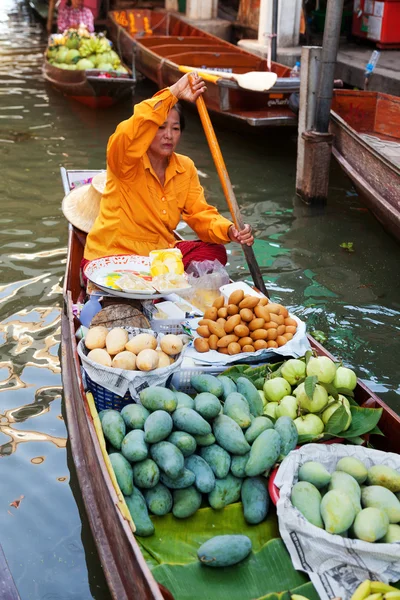 Mercado flotante de Damnoen Saduak — Foto de Stock