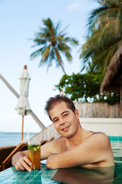 Junger Mann trinkt Mojito-Cocktail — Stockfoto