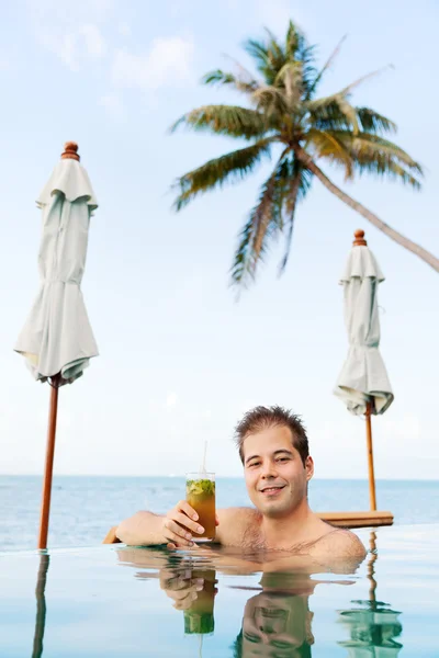 Junger Mann trinkt Mojito-Cocktail — Stockfoto