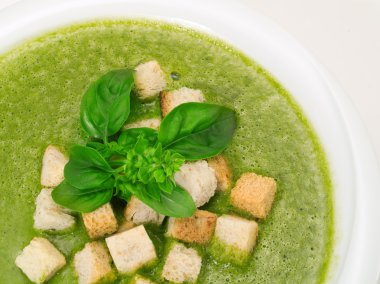 Ispanak ve fesleğen çorbası