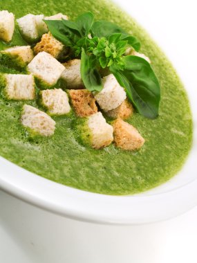 Ispanak ve fesleğen çorbası