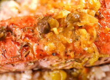 Kapari soslu somon balığı