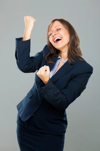 Aufgeregte Geschäftsfrau, die Luft anschlägt — Stockfoto