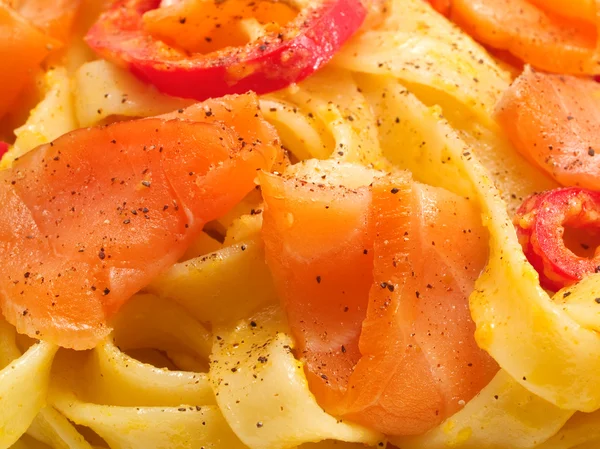 Tagliatelle med lax och paprika — Stockfoto