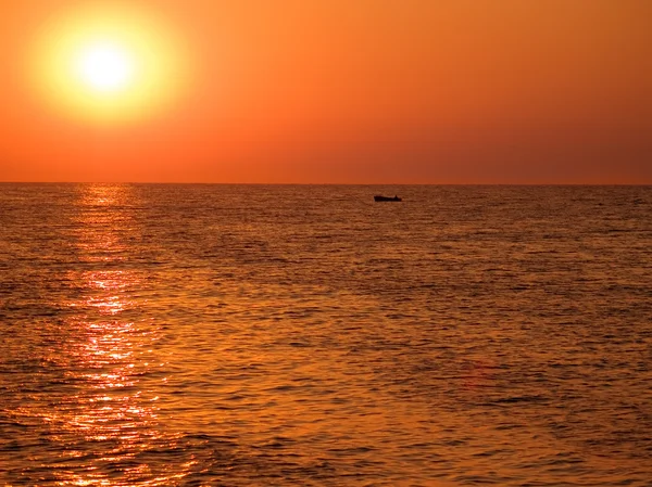 Sunrise at sea with boat — Stock Photo, Image