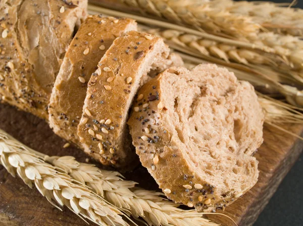 Pane appena sfornato con grano — Foto Stock