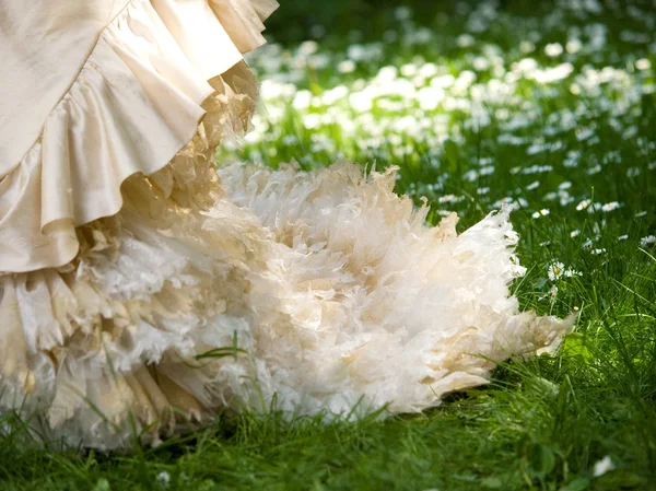 Bella sposa su erba verde — Foto Stock