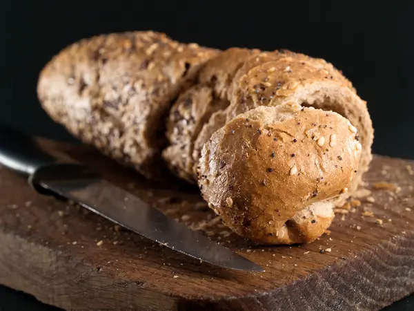 Pan fresco con cuchillo — Foto de Stock