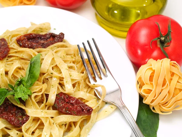 Tagliatelle med lax, basilika och soltorkade tomater — Stockfoto