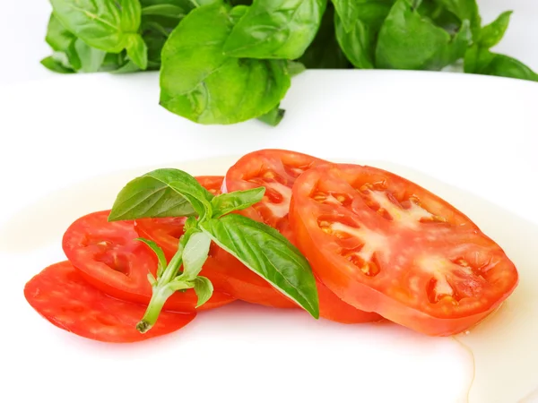 Salada de tomate com manjericão — Fotografia de Stock