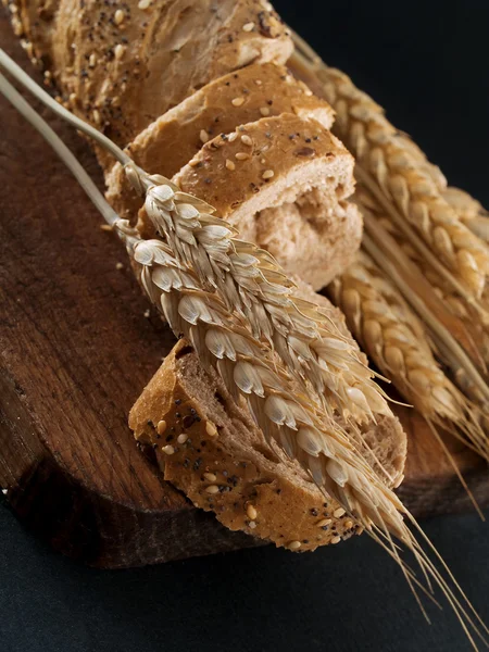 Hembakat bröd med obehandlad vete — Stockfoto