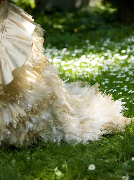 Bella sposa su erba verde — Foto Stock