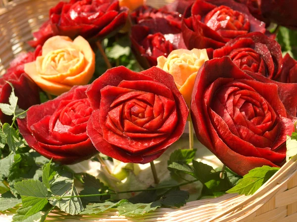 Carving roses from beetroot — Stock Photo, Image